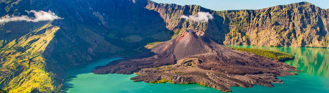 Vue de l'intérieur de la caldeira Segara Anak avec son lac de cratère et le Barujari dominés par le mont Rinjani