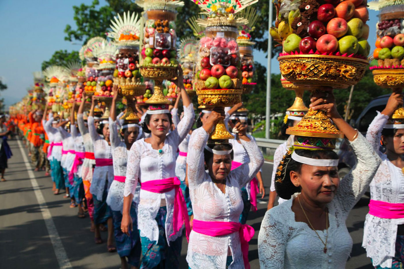 Femmes Balinaise portant les offrandes lors d'une procession